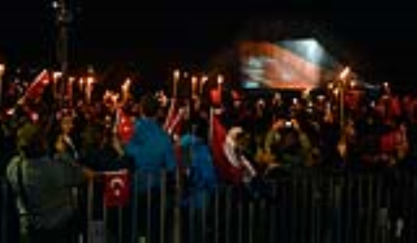 İzmir “Cumhuriyet meşalesi” ile aydınlandı