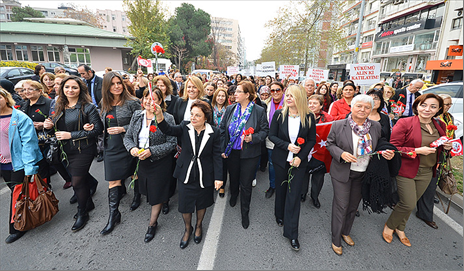 “Siyasetin direksiyonuna kadınlar geçmeli”