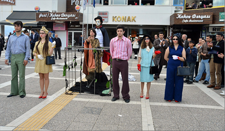İzmir’de tiyatro coşkusu sokağa taştı
