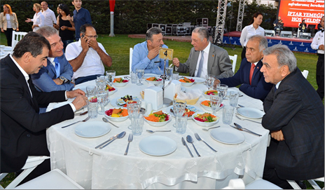 Başkan Aziz Kocaoğlu, meclis üyeleriyle iftarda buluştu