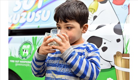 Mülteci çocukların “Süt Kuzusu” sevinci