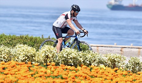 İzmirli bisikletçiler Avrupa’da zirveyi zorluyor