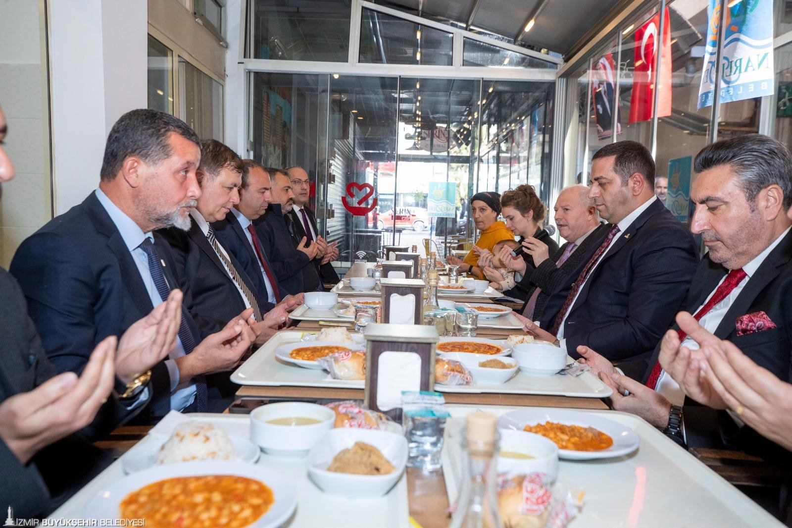 Başkan Tugay Atatürk için düzenlenen hayır yemeğine katıldı