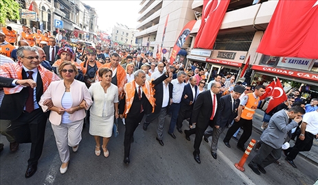 İzmirliler zafere yürüdü