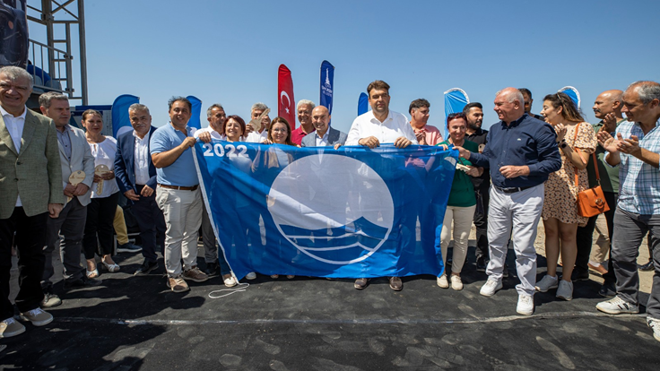 Akarca plajı mavi bayrağını geri aldı - İzmir Büyükşehir Belediyesi